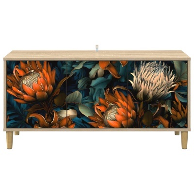 Móvel de madeira clara com portas decoradas com padrão floral em tons laranja e azul escuro