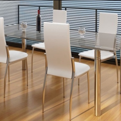 Mesa de jantar com tampo de vidro e quatro cadeiras brancas, ambiente com chão de madeira