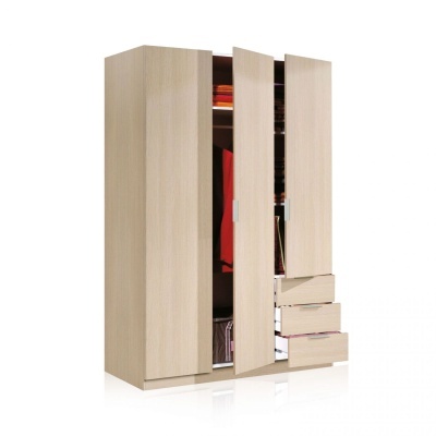 Armário em madeira clara com três portas e três gavetas abertas