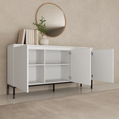 Aparador branco moderno com quatro divisórias internas e portas abertas, decorado com livros, vaso com planta e espelho redondo