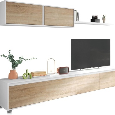 Conjunto de móveis para sala com acabamento em madeira clara e branco decorado com objetos e televisão