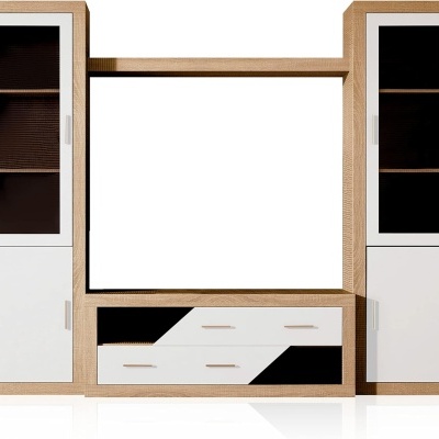 Móvel de sala de estar em madeira clara com portas brancas e vitrines em vidro