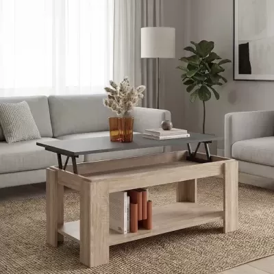 Mesa de centro em madeira clara com tampo elevatório cinza e decoração numa sala moderna
