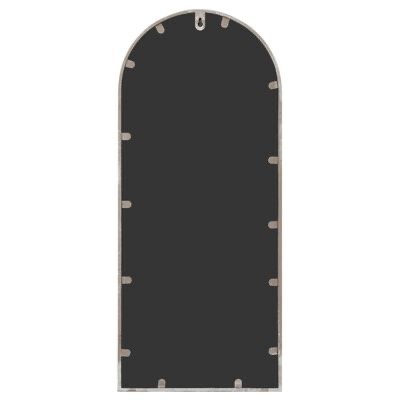 Espelho de parede com moldura metálica prateada e forma arredondada no topo