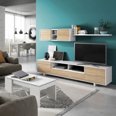 Conjunto de móvel de sala branco e madeira clara com prateleira suspensa e mesa de centro branca em sala moderna