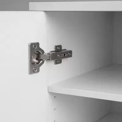 Interior de armário branco com dobradiça metálica