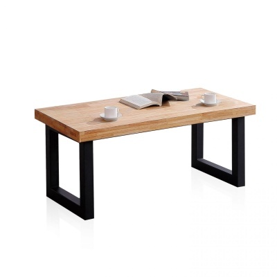 Mesa retangular de madeira com base preta e chávenas com livro