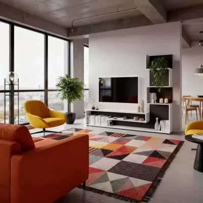 Sala moderna com sofá laranja, poltronas amarelas, tapete colorido geométrico, estante com livros e TV na parede