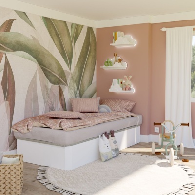 Quarto infantil com cama branca, papel de parede de folhas, tapete branco, prateleiras em nuvem e triciclo de madeira