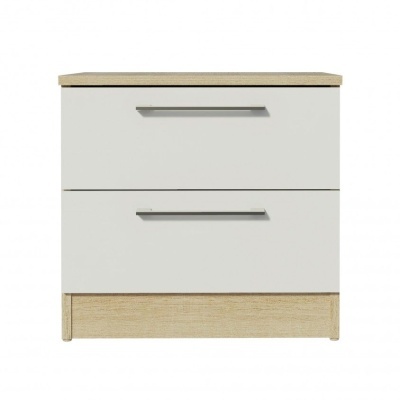 Móvel de duas gavetas em madeira clara e branca com puxadores metálicos