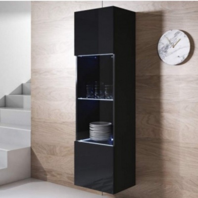 Móvel de parede preto suspenso com copos e pratos em prateleiras iluminadas ao lado de escada e relógio