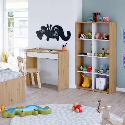 Quarto infantil com móveis de madeira clara, estante com brinquedos, tapete cinzento e quadro de ardósia em forma de gato na parede