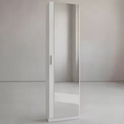 Armário vertical branco com porta de espelho num ambiente minimalista