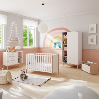 Quarto de bebé decorado com móveis brancos, arco-íris colorido na parede e brinquedos.