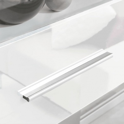 Régua metálica branca e prateada numa superfície branca brilhante