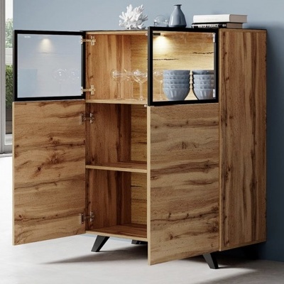 Armário de madeira com portas e painéis de vidro com decoração sobre ele