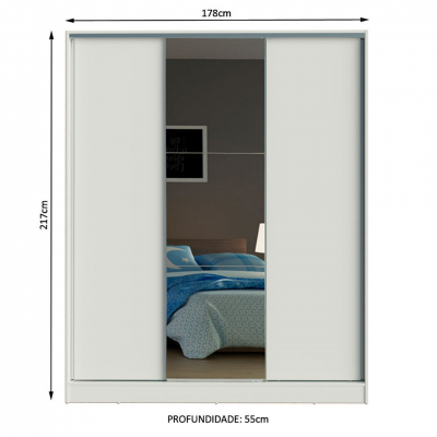 Armário com duas portas brancas e uma espelhada no meio, em quarto com cama azul refletida