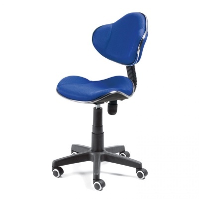 Cadeira de escritório azul com base preta e rodas brancas