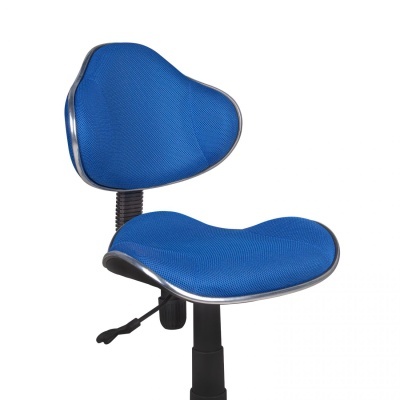 Cadeira de escritório azul com encosto ergonómico e base preta ajustável