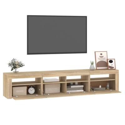 Móvel TV madeira clara com objetos decorativos e televisão preta na parede
