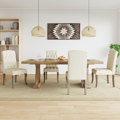 Conjunto de sala de jantar com mesa de madeira e cadeiras estofadas bege, decoração moderna e luminárias de vime.