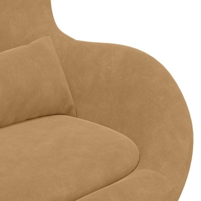 Poltrona bege em tecido suede com almofada retangular e design arredondado
