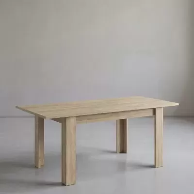 Mesa de madeira clara com tampo retangular e pernas retas, em ambiente neutro