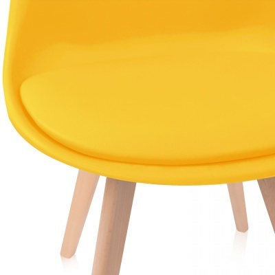 cadeira amarela com pernas de madeira clara