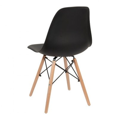 Cadeira preta com pernas de madeira clara e estrutura metálica