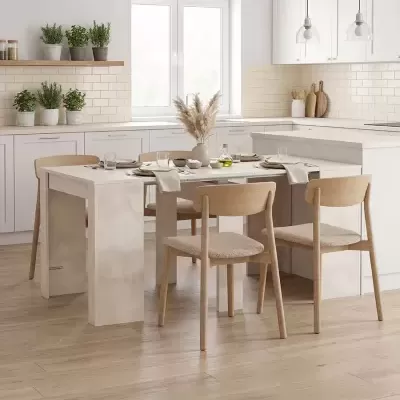 Cozinha moderna com mesa de jantar branca e cadeiras de madeira clara
