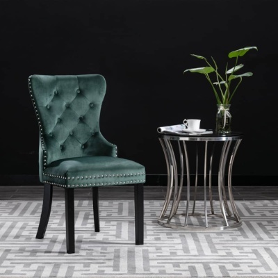 Cadeira verde em veludo com detalhes em tachas e mesa metálica redonda com tampo espelhado