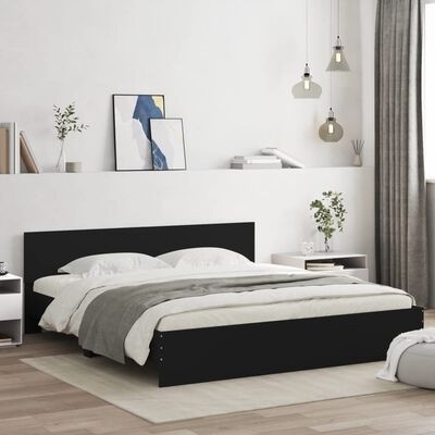 quarto com cama de madeira preta e decoração minimalista