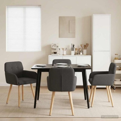 Conjunto de mesa de jantar preta com quatro cadeiras cinzentas de pernas em madeira clara