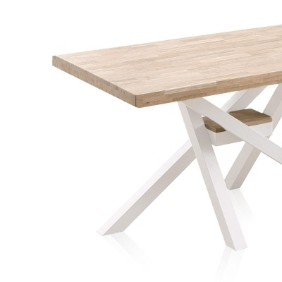 Mesa de jantar em madeira clara com pés brancos em cruz e prateleira de madeira