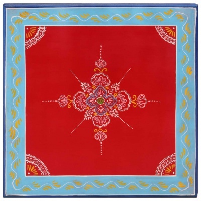 Lenço quadrado vermelho com padrão floral e bordas azuis