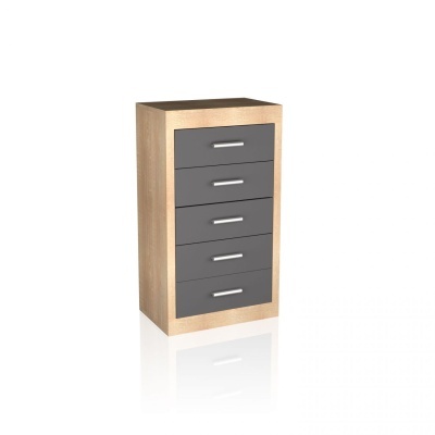 Cómoda de madeira clara com cinco gavetas cinza escuro e puxadores metálicos