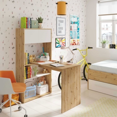 Quarto infantil moderno com secretária em madeira clara, cadeira laranja e bicicleta amarela