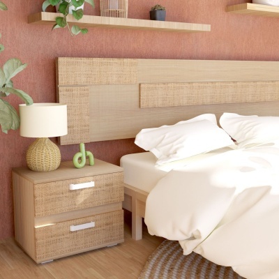 Quarto com cama e mesa de cabeceira em madeira clara com detalhes em vime e parede terracota