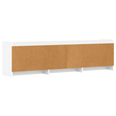Móvel branco com portas em madeira castanha clara e espaço aberto inferior
