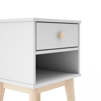 Mesa de cabeceira branca com gavetão cinzento e puxador redondo em madeira clara
