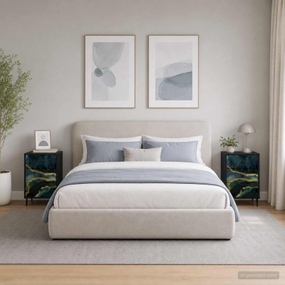 Quarto com cama estofada bege, roupa de cama branca e cinza, mesas de cabeceira pretas com padrão e quadros abstratos cinza na parede.