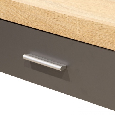 Gaveta cinza com puxador metálico prateado e tampo de madeira clara
