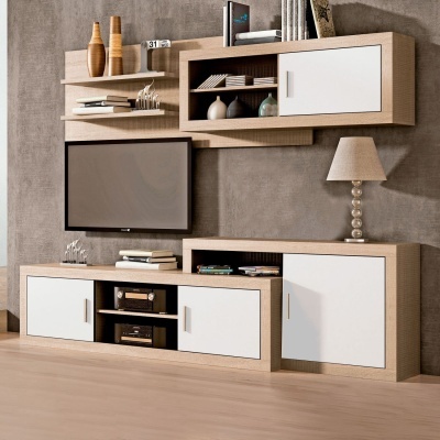 Móvel de sala de estar moderno com madeira clara e portas brancas, televisão, livros e lâmpada