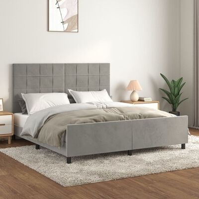 Cama de casal cinzenta com cabeceira estofada, roupa de cama branca e cinzenta, mesas de cabeceira e candeeiro num quarto moderno