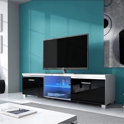 Televisor em móvel preto brilhante com iluminação azul numa sala com parede azul e chão branco.