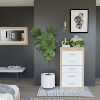 Interior moderno com cómoda branca e madeira, planta verde em vaso branco, quadro abstrato e espelho na parede cinzenta