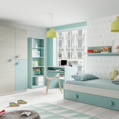 Quarto juvenil com móveis azul-claro e madeira clara, parede com triângulos azuis, cadeira, cama com gavetas, estante, secretária, tapete azul e branco