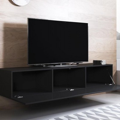 Móvel de televisão preto suspenso com televisão e parede em madeira clara