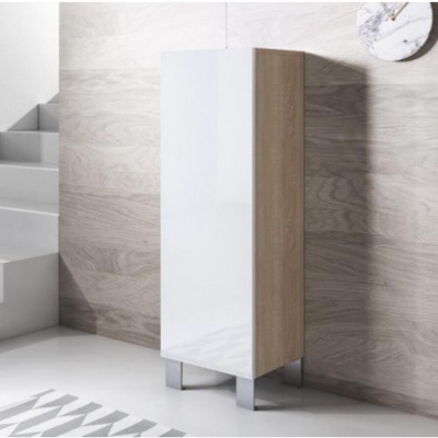 Armário alto de madeira clara e branco num ambiente moderno de casa de banho