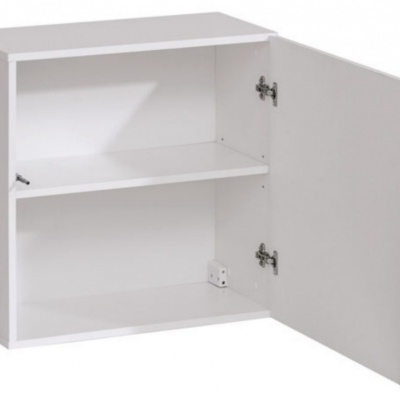 Armário branco com uma porta aberta mostrando prateleira interior